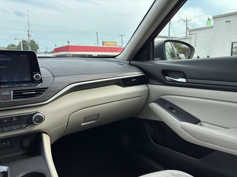 Used 2025 Nissan Altima 2.5 SV FWD image 35