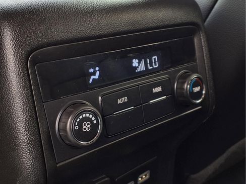 Used 2023 GMC Acadia SLT image 17