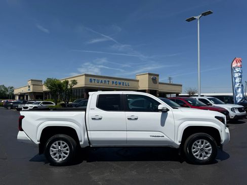 Used 2024 Toyota Tacoma SR5 AWD/4WD image 18