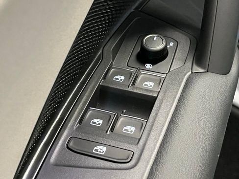 New 2025 Volkswagen Tiguan SE image 17