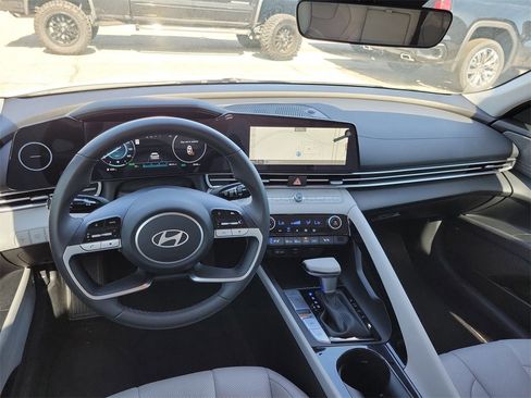 Used 2025 Hyundai Elantra Limited image 29
