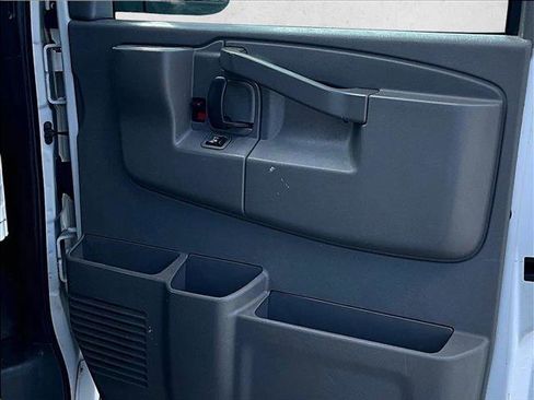 Used 2018 Chevrolet Express 2500 RWD image 18