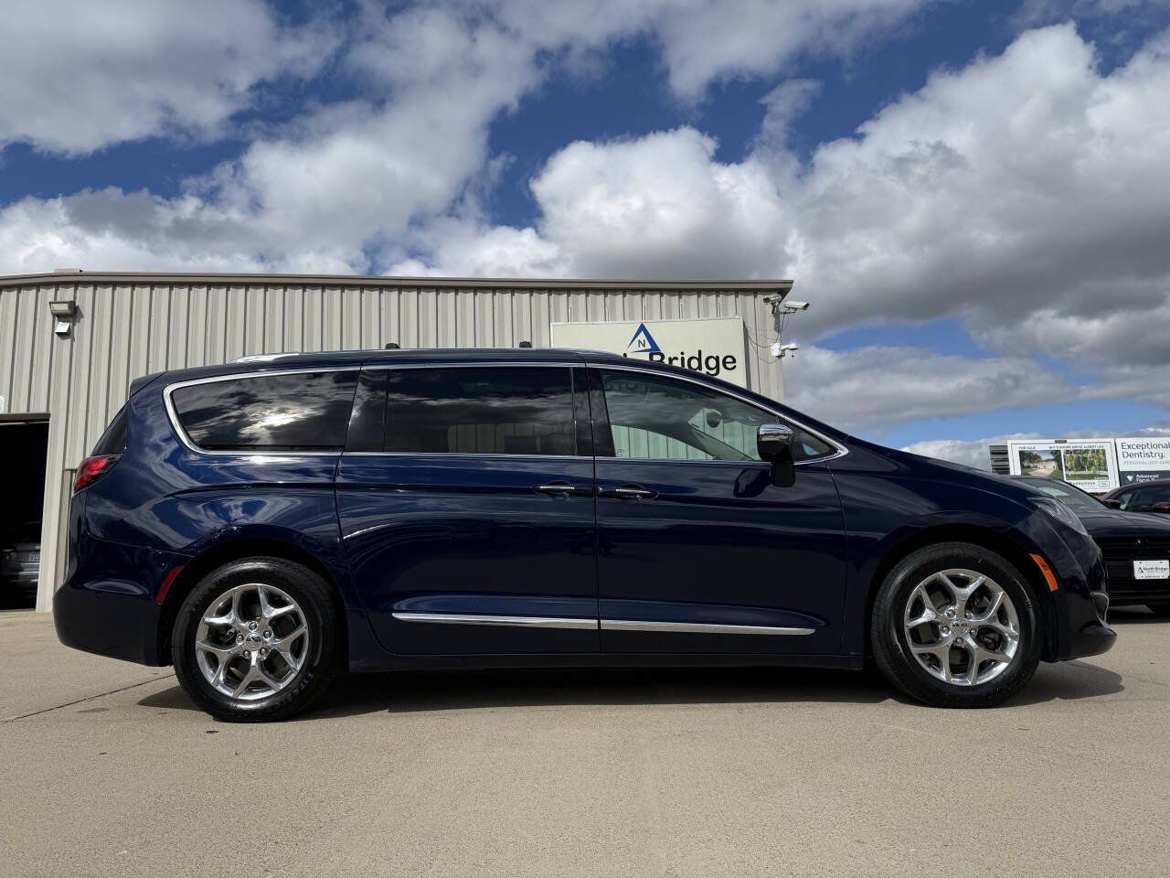 Used 2017 Chrysler Pacifica Limited w/ UConnect Theater Package FWD image 33