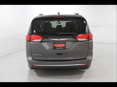 Used 2017 Chrysler Pacifica Touring-L FWD image 24