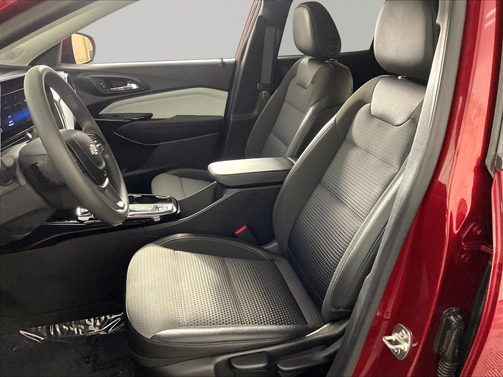 Used 2025 Chevrolet Trax LT FWD image 20