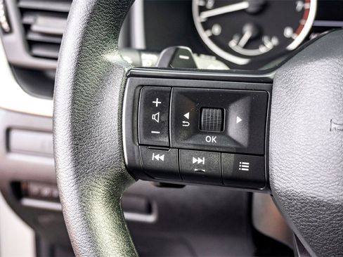 Used 2025 Nissan Rogue S image 18