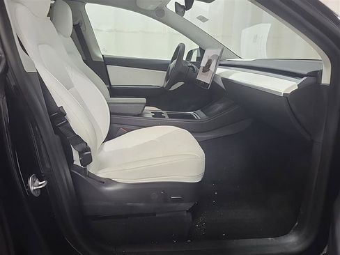 Used 2022 Tesla Model Y Long Range image 10
