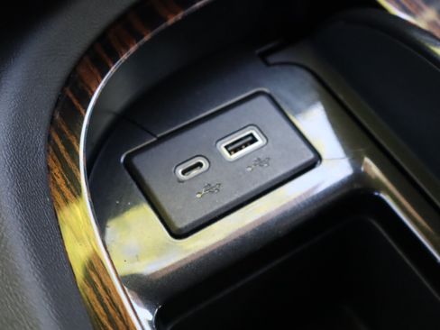 Used 2022 Cadillac Escalade Premium Luxury AWD/4WD image 32