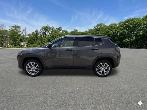 Used 2023 Jeep Compass Latitude AWD/4WD image 5