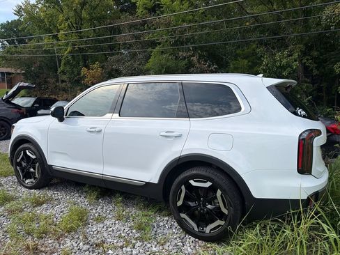 Used 2025 Kia Telluride EX FWD image 3