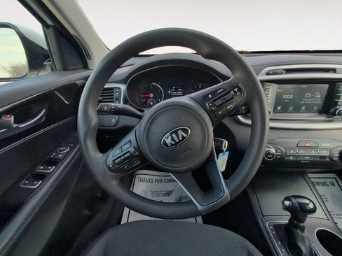 Used 2018 Kia Sorento FWD image 11