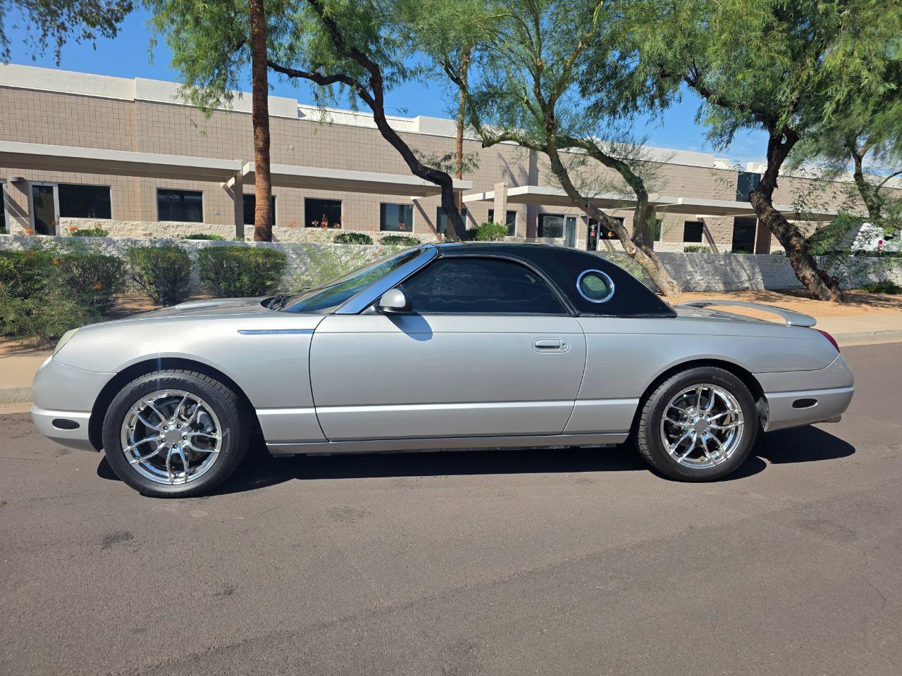 Used 2005 Ford Thunderbird RWD image 7