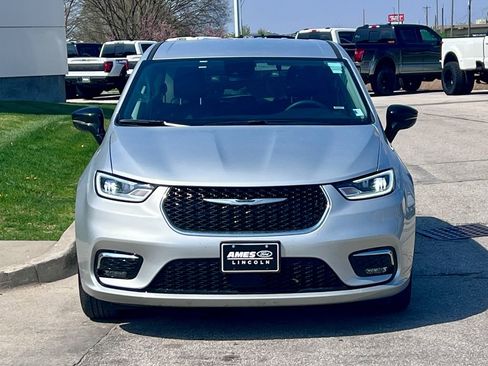 Used 2024 Chrysler Pacifica Touring-L image 8