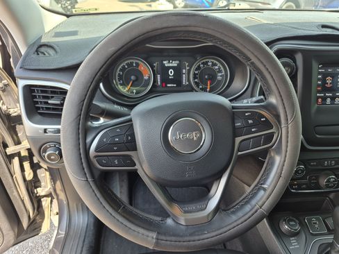 Used 2019 Jeep Cherokee Latitude Plus w/ Comfort/Convenience Group AWD/4WD image 9