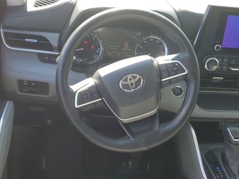 Used 2023 Toyota Highlander LE AWD/4WD image 12