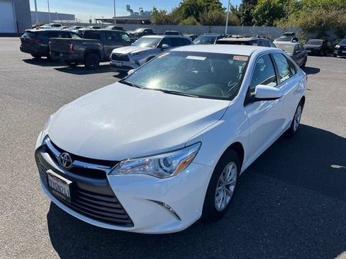 Used 2017 Toyota Camry LE FWD image 1