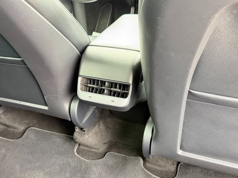 Used 2022 Tesla Model Y Long Range image 40