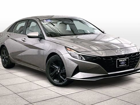 Used 2022 Hyundai Elantra SEL w/ Cargo Package image 2