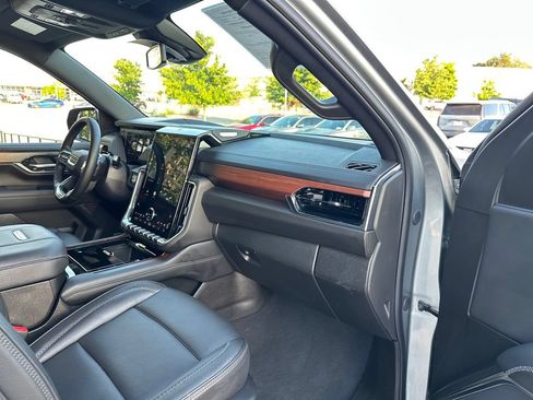 Used 2025 GMC Yukon XL Denali AWD/4WD image 34