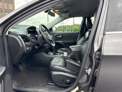 Used 2019 Jeep Cherokee Latitude Plus AWD/4WD image 2