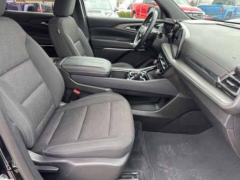 Used 2025 Chevrolet Traverse LT image 56