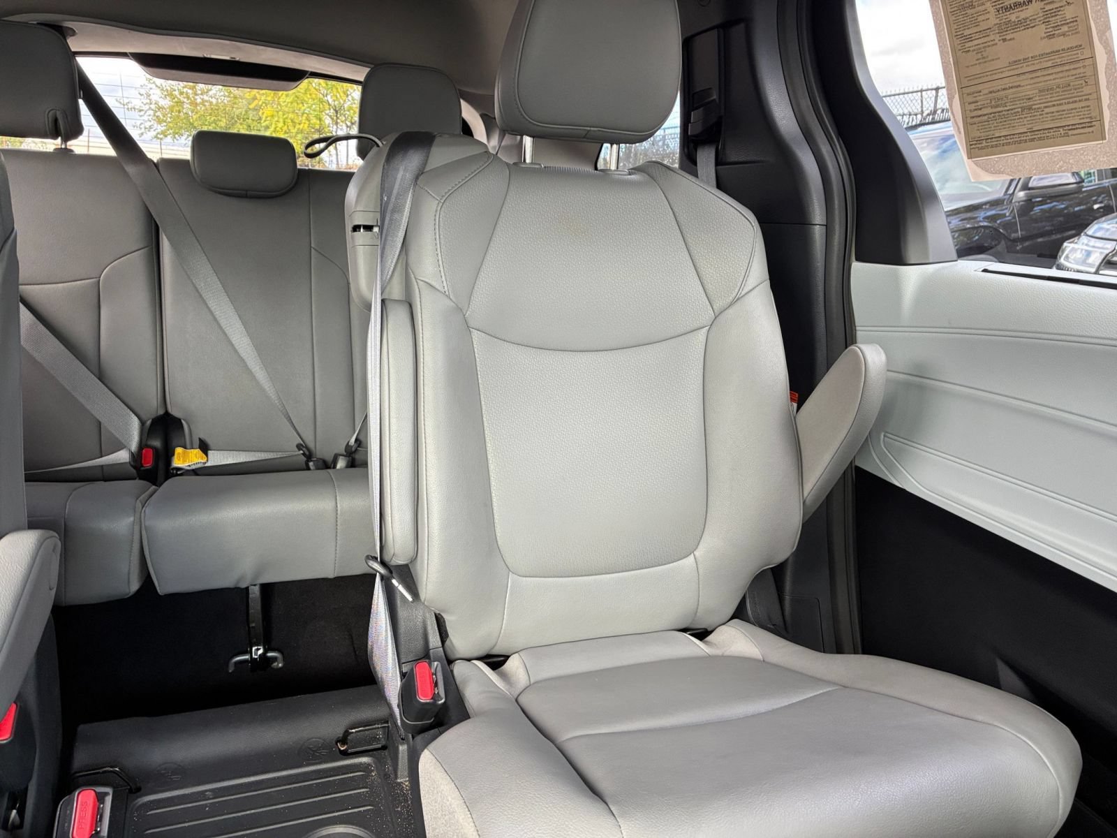 Used 2025 Toyota Sienna XLE FWD image 33