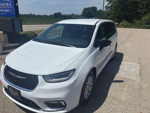 Used 2024 Chrysler Pacifica Touring-L FWD image 3