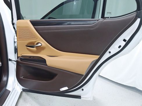 Used 2021 Lexus ES 300h w/ Accessory Package image 33