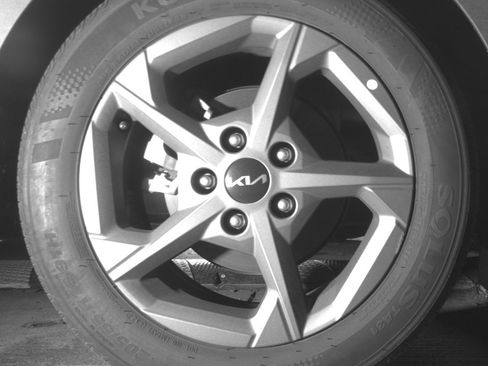 Used 2025 Kia K4 LXS image 15