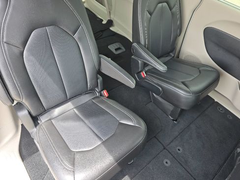 Used 2023 Chrysler Pacifica Touring-L AWD/4WD image 16