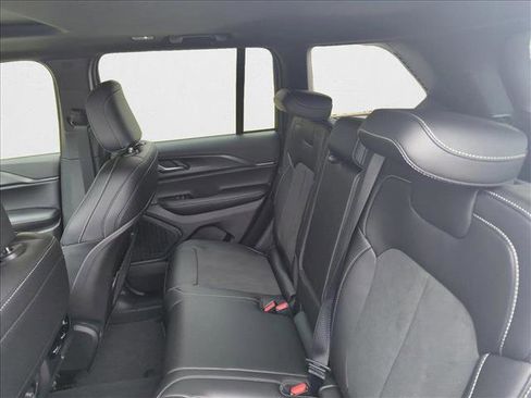 New 2025 Jeep Grand Cherokee Altitude image 18