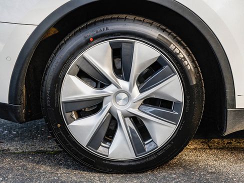 Used 2021 Tesla Model Y Long Range image 9