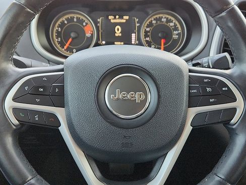 Used 2018 Jeep Cherokee Latitude Plus image 11