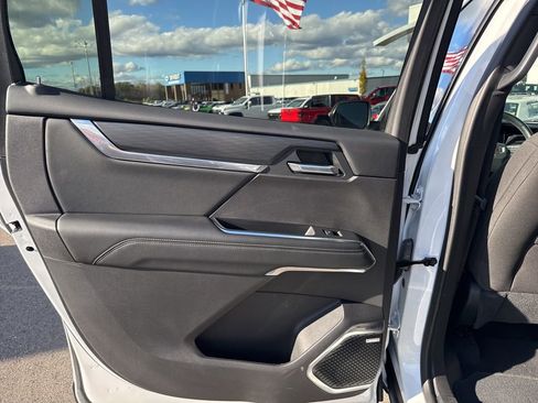 Used 2025 GMC Acadia Elevation image 29