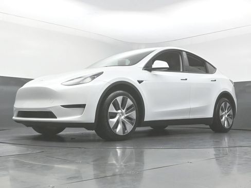 Used 2023 Tesla Model Y Long Range AWD/4WD image 49