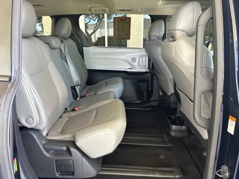 Used 2025 Toyota Sienna XLE FWD image 31