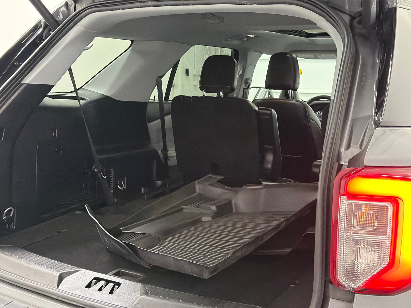 Used 2023 Ford Explorer XLT w/ Equipment Group 202A AWD/4WD image 8
