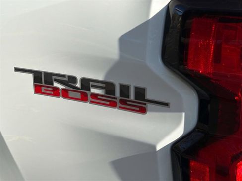 Used 2023 Chevrolet Colorado Trail Boss image 7