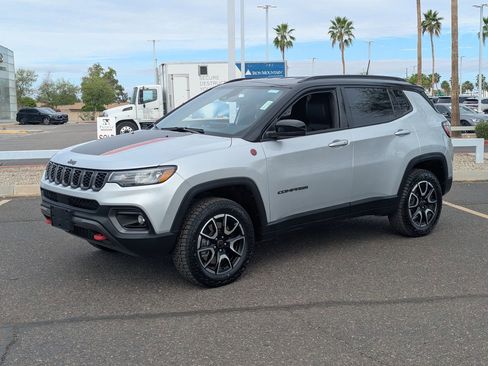 Used 2025 Jeep Compass Trailhawk image 2