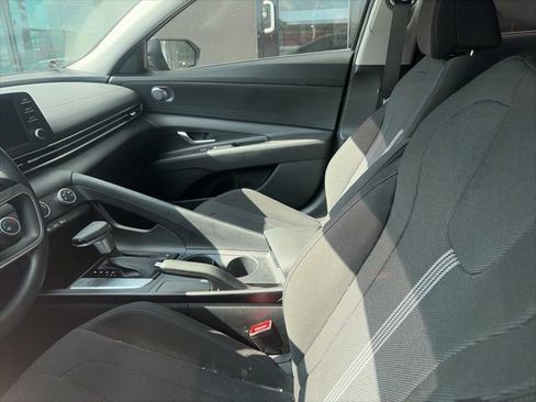 Used 2025 Hyundai Elantra SE FWD image 2