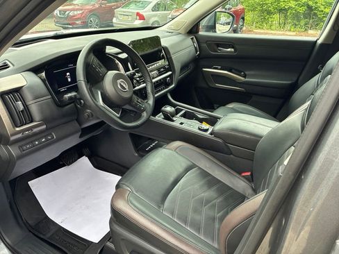 Used 2024 Nissan Pathfinder Platinum w/ Cargo Package AWD/4WD image 11