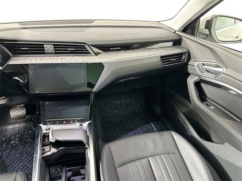 Used 2022 Audi e-tron Premium Plus image 28