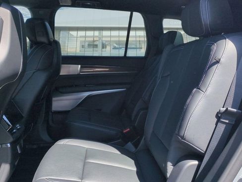 New 2026 Cadillac Vistiq Luxury w/ LPO, Floor Liner Package AWD/4WD image 21