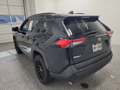 Used 2021 Toyota RAV4 XLE FWD image 5