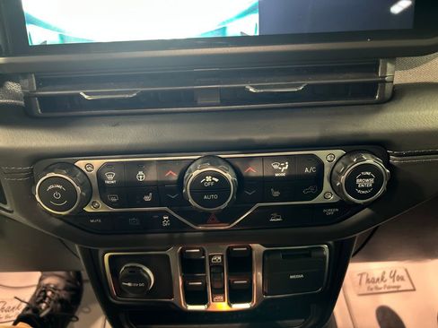 Used 2025 Jeep Wrangler Unlimited Sahara image 19