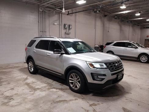 Used 2016 Ford Explorer XLT w/ Equipment Group 202A image 2