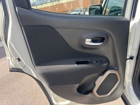 Used 2017 Jeep Renegade Latitude image 10