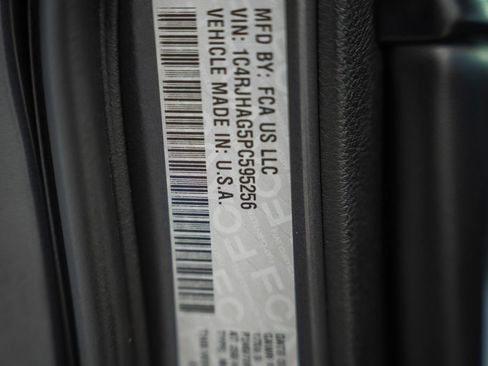 Certified 2023 Jeep Grand Cherokee Laredo AWD/4WD image 36