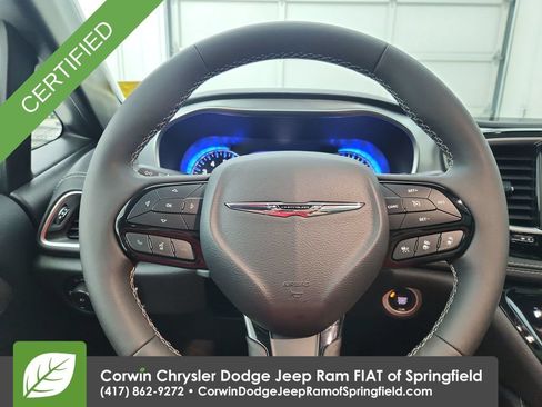 Certified 2025 Chrysler Pacifica Limited FWD image 21