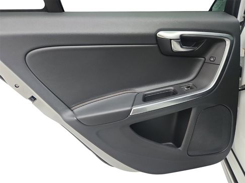 Used 2016 Volvo V60 T5 Cross Country image 23